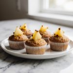 Babeczki ananasowe z Air Fryer na talerzu.