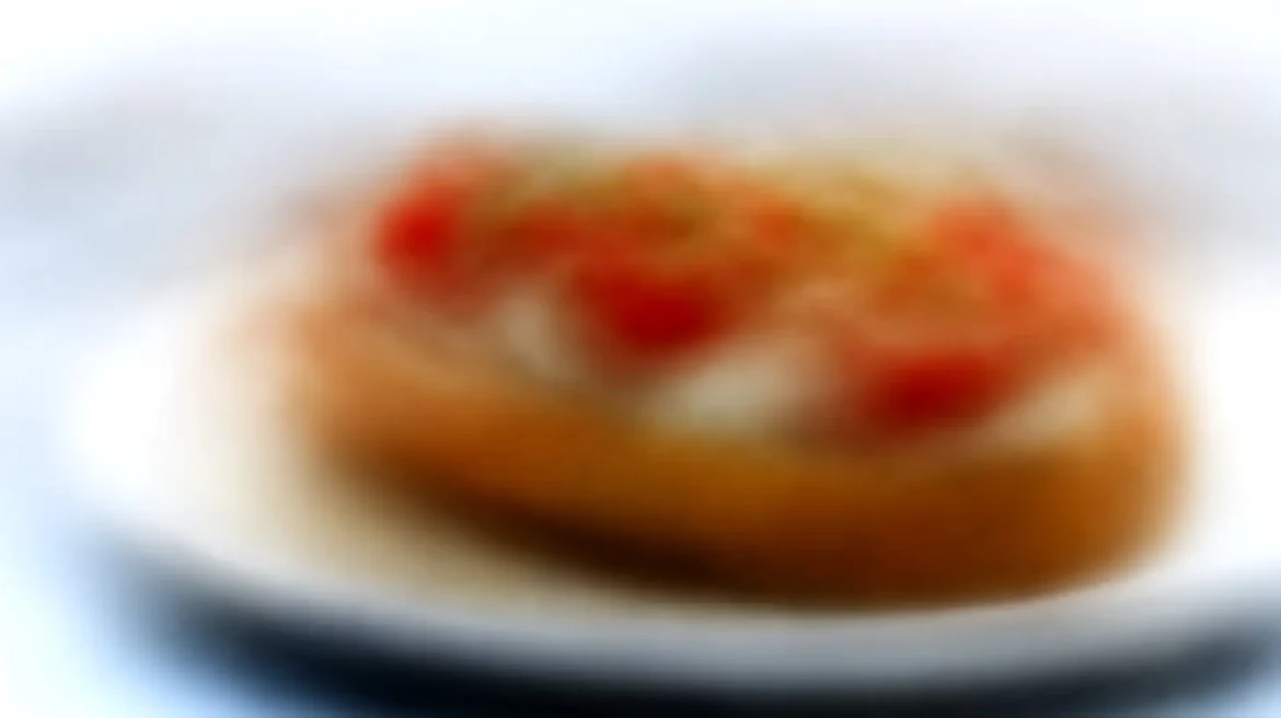 Smaczne bagietki caprese z air fryer podane na talerzu.