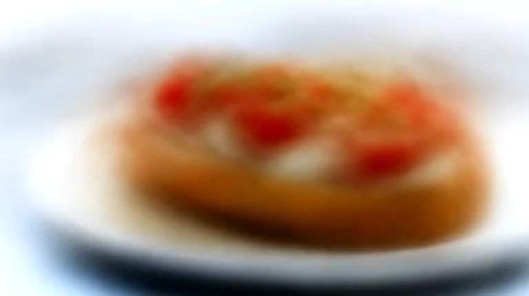 Smaczne bagietki caprese z air fryer podane na talerzu.