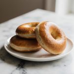 Pyszne bajgle z Air Fryera, idealne na śniadanie.