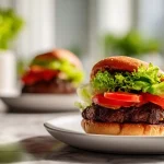 Burgery wołowe z Air Fryer na talerzu