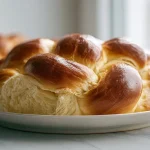 Chałka z Air Fryer na talerzu.