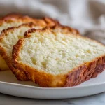 Chleb twarogowy z Air Fryer wyciągnięty prosto z urządzenia.