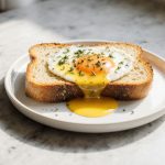 Chleb w jajku z air fryer, idealny na szybkie śniadanie.