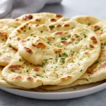 Chlebki naan z Air Fryer na talerzu