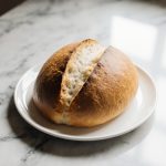 Ciabatta z Air Fryer na talerzu.