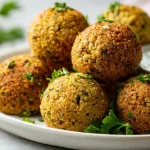 Falafel z ciecierzycy z Air Fryera na talerzu.