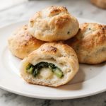 Pyszne focaccia kieszonki faszerowane z air fryer, idealne na przekąskę.