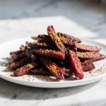 Pyszne frytki z buraka w air fryer, idealne na zdrową przekąskę.