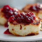 Grillowany oscypek z żurawiną z air fryera na talerzu.