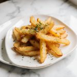 Karbowane frytki z air fryer, doskonała alternatywa dla tradycyjnych frytek.