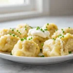 Kopytka z Air Fryer na talerzu.