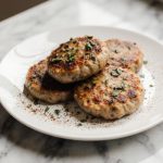 Kotlety z mortadeli w air fryer na talerzu.