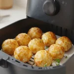Pyszne kulki serowe z Air Fryer, idealne na przekąskę.