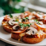 Palki kurczaka z gruszka w air fryer na talerzu.