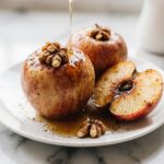 Pyszne pieczone jabluszka z air fryer na talerzu.