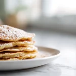 Placki z jablkami z air fryer na talerzu