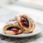 Rogaliki z ciasta francuskiego z marmolada w air fryer.