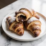 Rogaliki z czekoladą z Air Fryera 2 na talerzu, kusząco wyglądające.