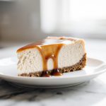 Sernik z karmelem w Air Fryerze na talerzu.