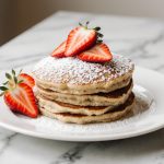 Pyszne skyrniki truskawkowe z air fryer na talerzu.