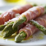 Szparagi w szynce parmeńskiej przygotowane w air fryer.