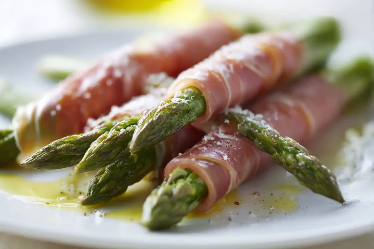 Szparagi w szynce parmeńskiej przygotowane w air fryer.