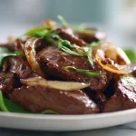 Wątróbka z cebulką z Air Fryer na talerzu