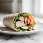 wrapy z kurczakiem z air fryer na talerzu