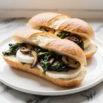 Zapiekane bagietki ze szpinakiem, pieczarkami i camembertem.