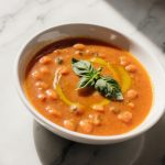 Zupa krem z pomidorów z air fryer podana w misce.